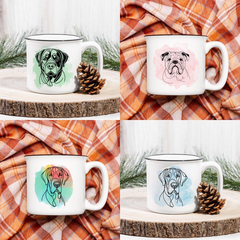 Puede incluir: Cuatro tazas de cer&aacute;mica blanca con bordes y asas negras, cada una con una ilustraci&oacute;n diferente de raza de perro. Los retratos de perros est&aacute;n delineados en negro con fondos de acuarela coloridos. Las tazas se exhiben sobre rodajas de madera con pi&ntilde;as.