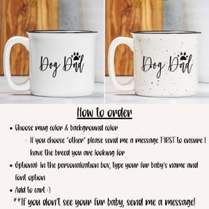 Puede incluir: Dos tazas de cer&aacute;mica blanca con bordes y asas negras. Una taza tiene un fondo blanco liso, la otra tiene un fondo moteado. Ambas tazas presentan el texto "Dog Dad" y una huella de pata.