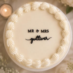 Mini-Kuchenanhänger „Mr & Mrs“, kleiner Hochzeitstortenanhänger, minimalistischer Acryl-Kuchenaufsatz, personalisierter Kuchenanhänger mit Nachnamen