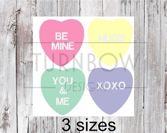 Könnte beinhalten: Ein Design mit vier herzförmigen Bonbons in Rosa, Gelb, Grün und Lila. Jedes Bonbon hat eine Botschaft: "BE MINE", "HUGS", "YOU & ME" und "XOXO". Der Text "3 sizes" steht unten.