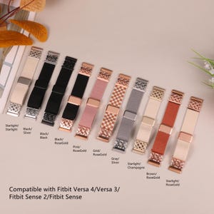 K&ouml;nnte beinhalten: Eine Auswahl an elastischen Uhrenarmb&auml;ndern in verschiedenen Farben, darunter Schwarz, Rosa, Grau und Beige. Jedes Band hat einen Metallverschluss und -anschluss in Silber oder Ros&eacute;gold. F&uuml;r Fitbit Versa und Sense.