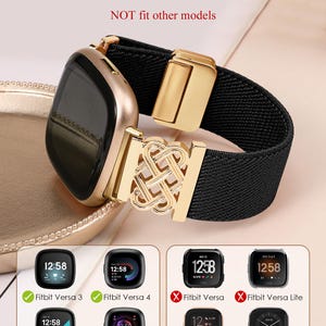 K&ouml;nnte beinhalten: Fitbit Versa Smartwatch mit schwarzem Armband und goldfarbener Schlie&szlig;e. Das Armband hat ein aufwendiges Golddesign. Der Text im Bild lautet: "ONLY Compatible with Fitbit Versa 4/Versa 3/Sense 2/Sense Watch".