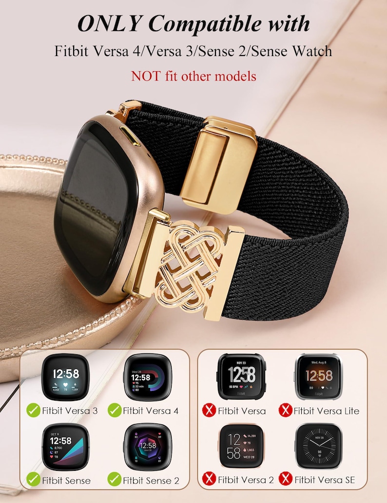 K&ouml;nnte beinhalten: Fitbit Versa Smartwatch mit schwarzem Armband und goldfarbener Schlie&szlig;e. Das Armband hat ein aufwendiges Golddesign. Der Text im Bild lautet: "ONLY Compatible with Fitbit Versa 4/Versa 3/Sense 2/Sense Watch".
