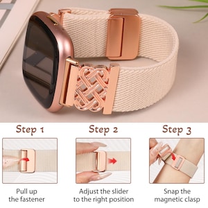 K&ouml;nnte beinhalten: Ros&eacute;goldene Smartwatch mit beigem elastischem Armband und dekorativem Verschluss. Das Armband hat einen Magnetverschluss. Anweisungen zeigen, wie man den Verschluss hochzieht, den Schieber einstellt und den Magnetverschluss schlie&szlig;t.