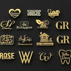Könnte beinhalten: Eine Sammlung goldfarbener dekorativer Metallstücke mit verschiedenen Texten und Designs. Die Stücke umfassen Buchstaben, Wörter und Formen wie ein Herz, ein Haus und einen Zahn. Der Hintergrund ist einfarbig schwarz.