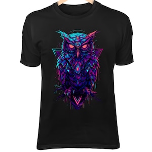 Puede incluir: Camiseta negra con un diseño geométrico de búho en morado, azul y rosa. El búho tiene ojos rojos brillantes y está sobre un fondo de formas triangulares. El diseño tiene un estilo moderno y artístico.