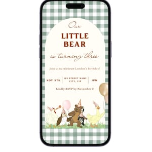 Może przedstawiać: Smartfon wyświetla zaproszenie urodzinowe z zielono-białym wzorem w kratę. Tekst brzmi "Our LITTLE BEAR is turning three." Widoczne są ilustracje zwierząt w czapeczkach urodzinowych i balonach. Zaproszenie zawiera datę, godzinę i szczegóły RSVP.