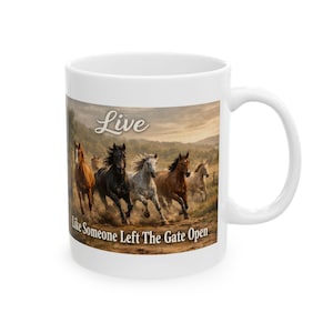 以下が含まれることがあります： 白いセラミックマグカップ。野原を走る馬の画像が描かれています。マグカップには「Live Like Someone Left The Gate Open」の文字がプリントされています。