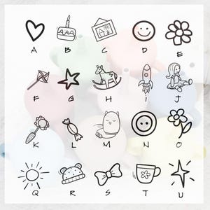 Puede incluir: Una colecci&oacute;n de dibujos lineales en blanco y negro de varios objetos y s&iacute;mbolos, incluyendo un coraz&oacute;n, pastel, casa, cara sonriente, flor, cometa, estrella, caballito balanc&iacute;n, cohete, mu&ntilde;eca, sonajero, caramelo, b&uacute;ho, bot&oacute;n, sol, gorro de oso, lazo, taza y estrella.