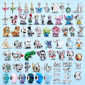 Puede incluir: Una colección de dijes variados de metal y esmalte con diversos personajes, animales y símbolos. El conjunto incluye figuras en miniatura, cuentas coloridas y dijes con palabras, diseñados para pulseras sobre un fondo azul claro.