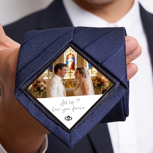Könnte beinhalten: Marineblaue Krawatte mit einem rautenförmigen Fotoeinsatz, der eine Hochzeitsszene zeigt. Der Einsatz enthält den Text "All life, love you forever" und zwei ineinander verschlungene Ringe. Die Krawatte hat ein dezentes Streifenmuster.