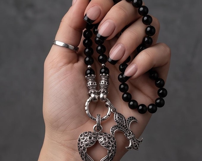 Elegant women's pearl necklace made of onyx with stainless steel details and stylish pendant of your choice