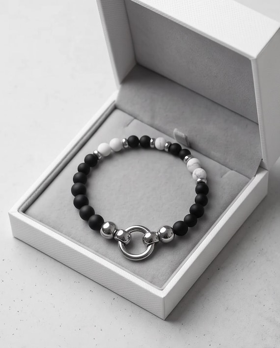 Elegant pearl bracelet made of onyx and white howlite