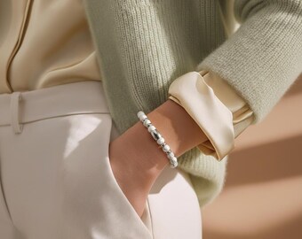 White howlite beaded bracelet with stainless steel elements