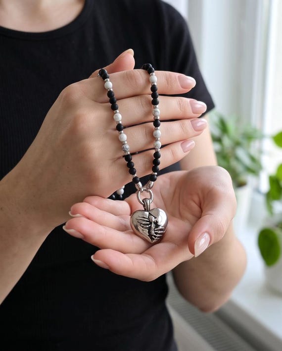Elegant handmade pearl necklace made of onyx and white howlite