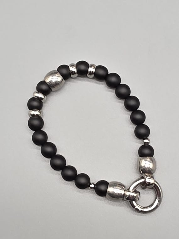 Pearl bracelet made of black onyx stone and stainless steel elements