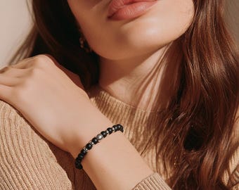 Pearl bracelet made of black onyx stone and stainless steel elements