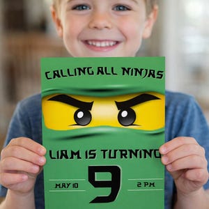 Könnte beinhalten: Grüne Geburtstagseinladung mit Ninja-Motiv. Die Einladung lautet "Calling All Ninjas" und "Liam wird 9". Enthält Datum, Uhrzeit und Partyort. Ein Kind hält die Einladung.