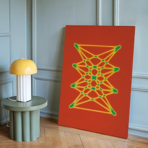 Puede incluir: Una lámpara de mesa amarilla y blanca con una parte superior en forma de hongo se encuentra sobre una mesa auxiliar verde. Un gran lienzo rojo con un diseño geométrico en amarillo y verde se apoya contra la pared. La habitación tiene paredes azul claro y suelo de madera.