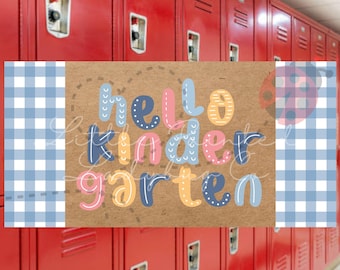Puede incluir: Un letrero colorido con las palabras "hello kindergarten" en una fuente lúdica. El letrero está sobre un fondo marrón y enmarcado por un patrón de cuadros azules y blancos. Hay taquillas rojas en el fondo.