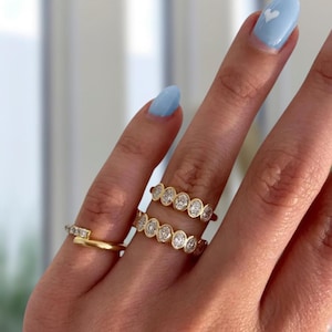 Oval diamantring med bezelinfattning, labbodlad diamantring, jubileumsring