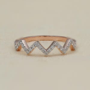 Anillo de diamantes en zigzag, anillo de diamantes cultivados en laboratorio con diseño de chevrón, anillo apilable de oro de 14 quilates, alianza de boda minimalista, regalo para ella.