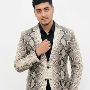 Peut inclure: Panneau en bois rustique avec l'inscription "Welcome to our home" en lettres blanches. Le panneau présente une finition vieillie et un design simple et accueillant, idéal pour la décoration d'entrée.