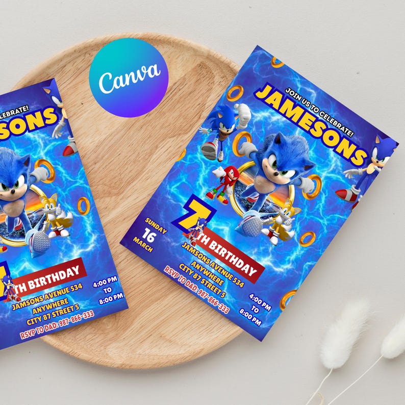 Pode incluir: Dois convites azuis para a festa de anivers&aacute;rio do Sonic the Hedgehog. Os convites apresentam Sonic e outros personagens contra um fundo azul de raios. O texto inclui "7&ordm; Anivers&aacute;rio de Jameson" e detalhes da festa.