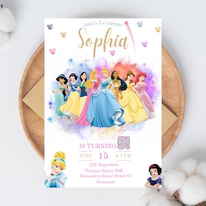 Op de afbeelding: Een uitnodiging voor een feestje met de tekst "Join Us To Celebrate Sophia". De uitnodiging bevat illustraties van prinsessen en luidt "Is Turning 5!" met de datum 15 juni en de tijd 18-19 uur. De uitnodiging bevat ook een adres.