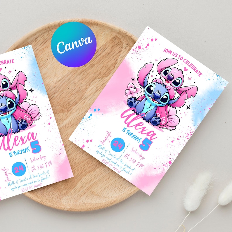 Pu&ograve; includere: Due inviti di compleanno con un personaggio dei cartoni animati blu e rosa. Gli inviti hanno uno sfondo acquerello rosa e blu con la scritta "Alexa compie 5 anni". Gli inviti sono su un vassoio di legno.