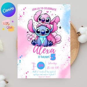 Pu&ograve; includere: Un invito di compleanno con i personaggi Stitch e Angel. L'invito &egrave; rosa e blu con la scritta "Alexa compie 5 anni". La data &egrave; il 24 agosto alle 15:00.