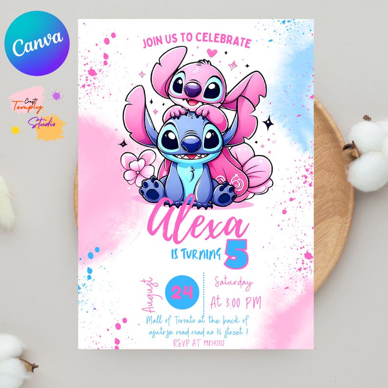 Pu&ograve; includere: Un invito di compleanno con i personaggi Stitch e Angel. L'invito &egrave; rosa e blu con la scritta "Alexa compie 5 anni". La data &egrave; il 24 agosto alle 15:00.