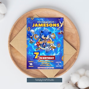 Pode incluir: Um convite de anivers&aacute;rio com o personagem Sonic the Hedgehog. O convite tem um fundo azul com efeitos de rel&acirc;mpagos e o texto "JAMESONS 7TH BIRTHDAY". O convite est&aacute; em um prato de madeira com um envelope.