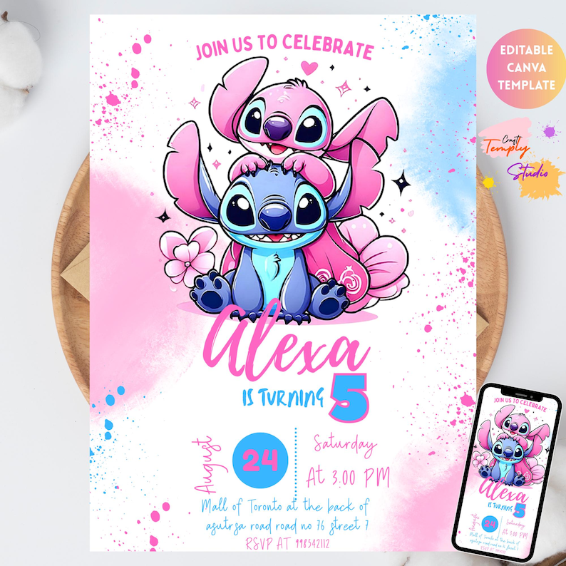 Pu&ograve; includere: Un invito di compleanno rosa e blu con i personaggi Stitch e Angel. Il testo recita "Unisciti a noi per festeggiare" e "Alexa compie 5 anni". Include data, ora e dettagli del luogo. Un telefono mostra l'invito.