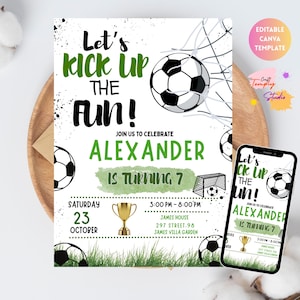 Może przedstawiać: Zaproszenie urodzinowe o tematyce piłkarskiej z tekstem "Let's Kick Up The Fun!" i "Alexander is Turning 7". Projekt zawiera piłki nożne, trofeum i siatkę. Smartfon wyświetla zaproszenie. Zaproszenie znajduje się na drewnianej tacy.