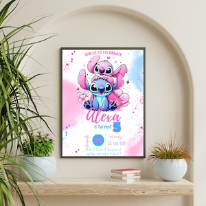 Pu&ograve; includere: Un invito di compleanno incorniciato con i personaggi Stitch e Angel. L'invito ha uno sfondo acquerello rosa e blu con il testo "Unisciti a noi per festeggiare Alexa compie 5 anni". Sono inclusi anche la data e l'ora.