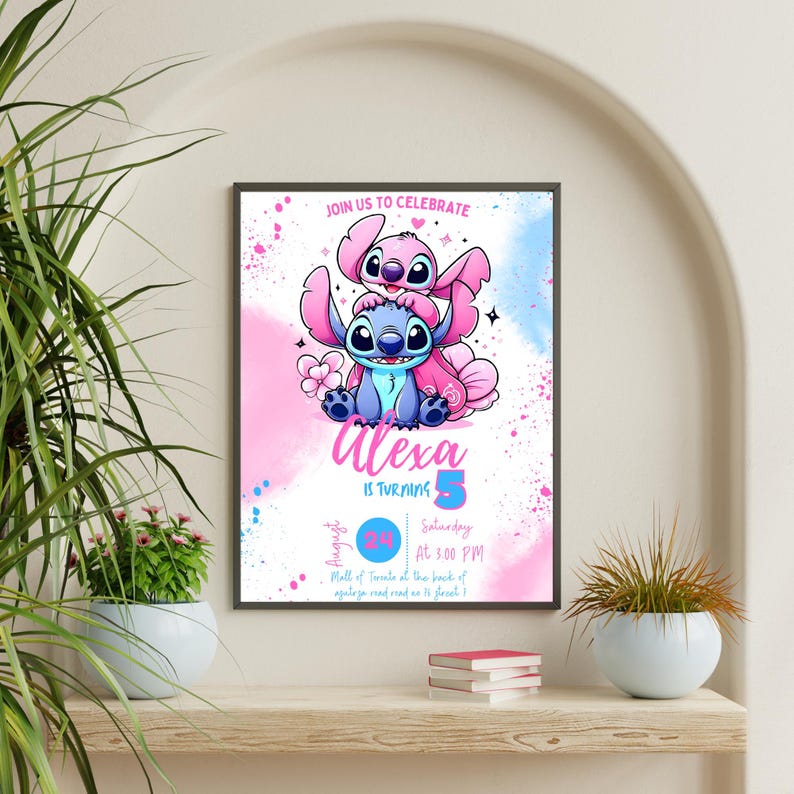 Pu&ograve; includere: Un invito di compleanno incorniciato con i personaggi Stitch e Angel. L'invito ha uno sfondo acquerello rosa e blu con il testo "Unisciti a noi per festeggiare Alexa compie 5 anni". Sono inclusi anche la data e l'ora.
