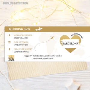 Puede incluir: Un pase de embarque dorado con el texto "BOARDING PASS" y un diseño en forma de corazón con "BARCELONA" impreso en su interior. El pase incluye los datos del pasajero, la fecha y el aeropuerto de salida. También se incluye el texto "Happy 30th Birthday Sam".