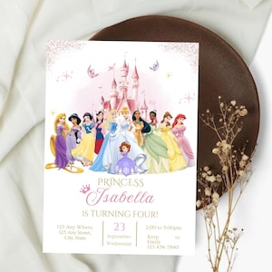 Op de afbeelding: Een witte uitnodigingskaart met een roze kasteel- en prinsessenillustratie. De tekst luidt "Prinses Isabella wordt vier!" met evenementdetails. De kaart ligt op een witte doek en een bruine schaal.