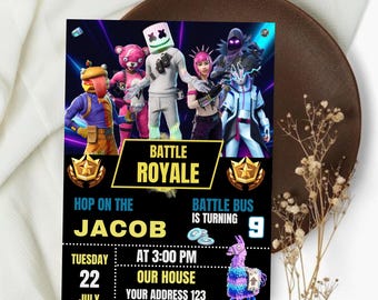 以下が含まれることがあります： 5人のビデオゲームキャラクターが描かれた長方形のパーティー招待状。暗いネオンの背景に、BATTLE ROYALE、JACOB、BATTLE BUS IS TURNING 9、TUESDAY 22 JULY AT 3:00 PM、OUR HOUSE、YOUR ADDRESS 123、RSVP TO EMMA 1234567890というテキストが記載されています。