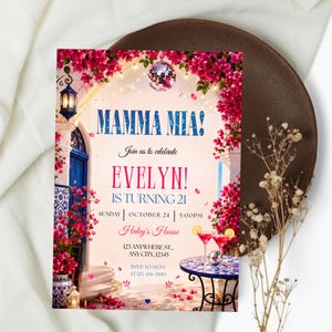 Puede incluir: Una tarjeta de invitación rectangular con un arco de estilo mediterráneo, buganvillas de color rosa brillante, una puerta azul, una bola de discoteca y una mesa pequeña con dos cócteles. El texto dice Mamma Mia! Evelyn is turning 21, 24 de octubre.