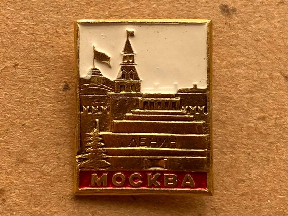 Moscow Lenin Mausoleum Kremlin Soviet Pin Badge USSR Gold