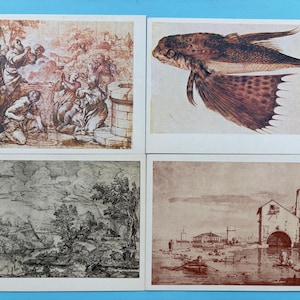 Può includere: Quattro stampe d'arte vintage su sfondo blu. Le stampe presentano varie scene: un raduno religioso, un'illustrazione dettagliata di un pesce con grandi pinne, un paesaggio e una scena costiera con edifici e barche. Le stampe sono in seppia e in bianco e nero.