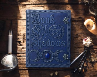 Libro de las Sombras en Cuero Repujado – Grimorio del Pentáculo y la Triple Luna