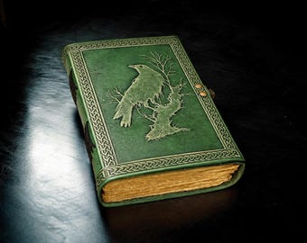 Handgefertigtes Raben Lederbuch mit Prägung | Keltisches Grimoire Skizzenbuch, silberfarbener Einband