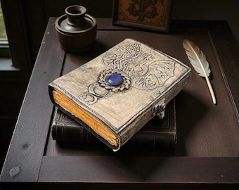 Handgemaakt leren grimoire-dagboek: mystic artwork in reliëf, blauwe edelsteen