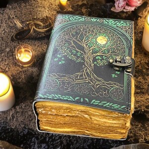 Puede incluir: Un diario encuadernado en cuero con un dise&ntilde;o de &aacute;rbol de la vida en la portada. La portada es negra con detalles verdes y dorados. El diario est&aacute; abierto, revelando p&aacute;ginas amarillentas. Velas encendidas rodean el diario, creando un ambiente m&iacute;stico.