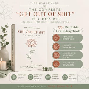 Puede incluir: Una caja blanca etiquetada como THE HOLDING SPACE GET OUT OF SHIT THERAPY BOX con una ilustración de flor de loto. El kit incluye más de 35 herramientas de conexión a tierra imprimibles, 4 mazos de cartas, 4 hojas de trabajo y guías de inicio.