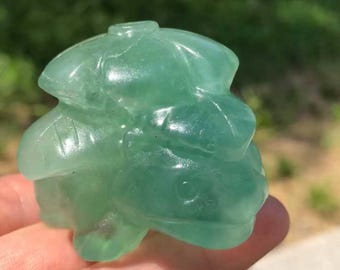 Groen fluoriet Bulbasaur- en Venusaur-snijwerk: handgesneden kristallen beeldje