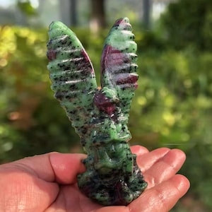 Ängelsnideri i rubin i zoisit | Handskuren skyddskristall (10 cm)